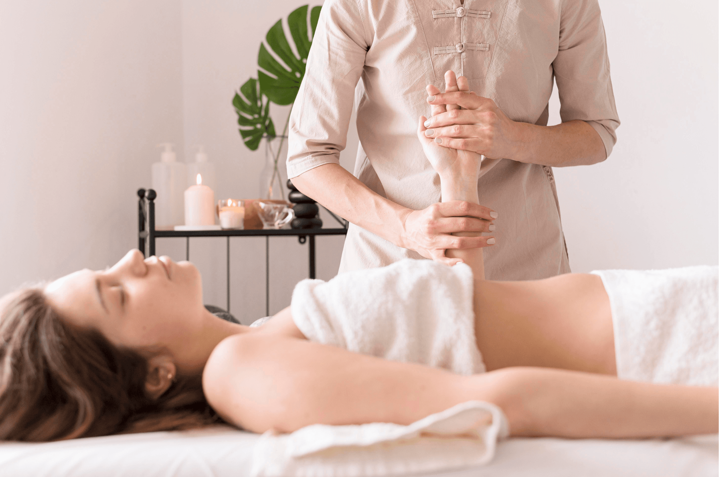 Praticien guidant une femme dans un exercice de méditation en plein air